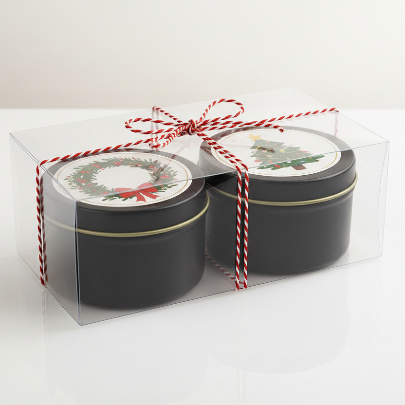 o laço deve estar na parte superior da caixa. nas tampas das latas um adesivo arredondado com ilustrações natalinas como: guirlanda, arvore de natal. 